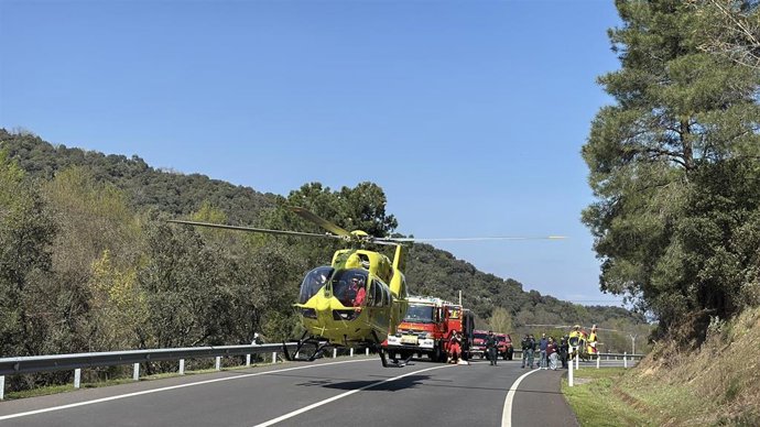 Helicóptero del Summa 112 evacúa a heridos en un accidente de tráfico en Navahondilla (Ávila) a escasos kilómetros del límite con la Comunidad de Madrid