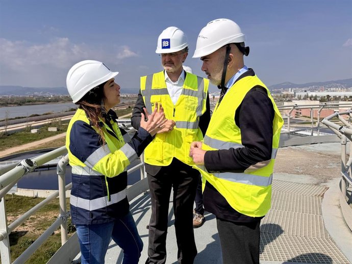 El líder del PP en Barcelona, Dani Sirera, visita la depuradora del Baix Llobregat, en El Prat de Llobregat (Barcelona), gestionada por Aigües de Barcelona.