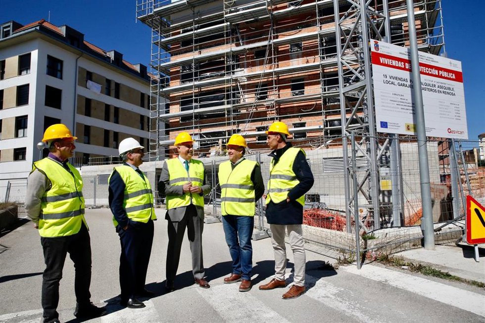 El consejero de Vivienda, Roberto Media, visita las obras de construcción de viviendas sociales en Reinosa