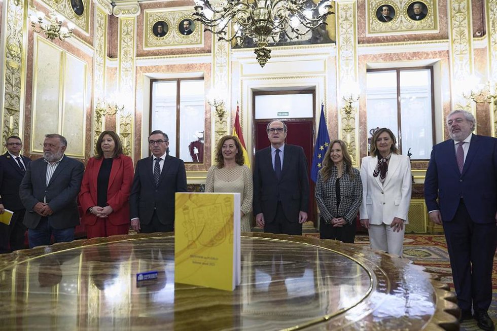 El defensor del pueblo, Ángel Gabilondo, entrega el Informe anual 2025 de la institución a la presidenta del Congreso Francina Armengol, en el Congreso, a 24 de marzo de 2026, en Madrid (España). 