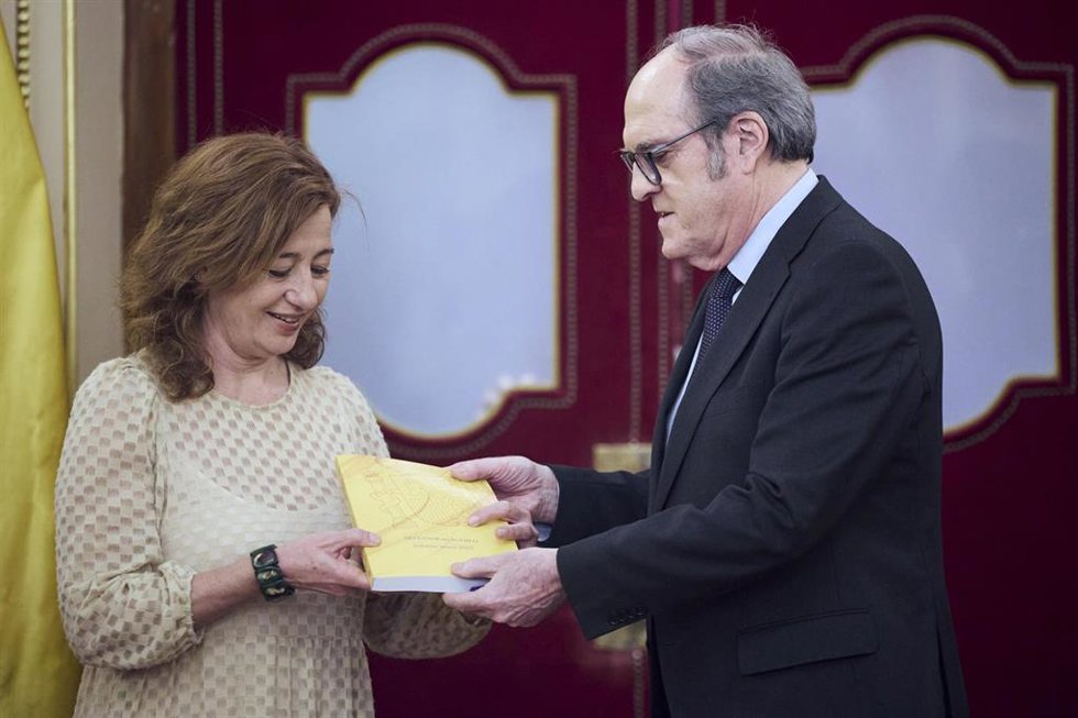 El defensor del pueblo, Ángel Gabilondo, entrega el Informe anual 2025 de la institución a la presidenta del Congreso Francina Armengol,