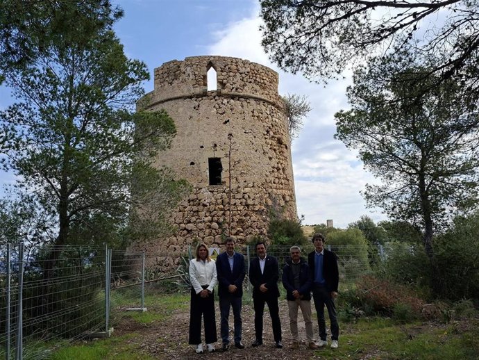 El conseller de Turismo, Cultura y Deportes, Jaume Bauzá, y el alcalde de Calvià, Juan Antonio Amengual, en la finca de Terranova, uno de los proyectos financiados con ITS.