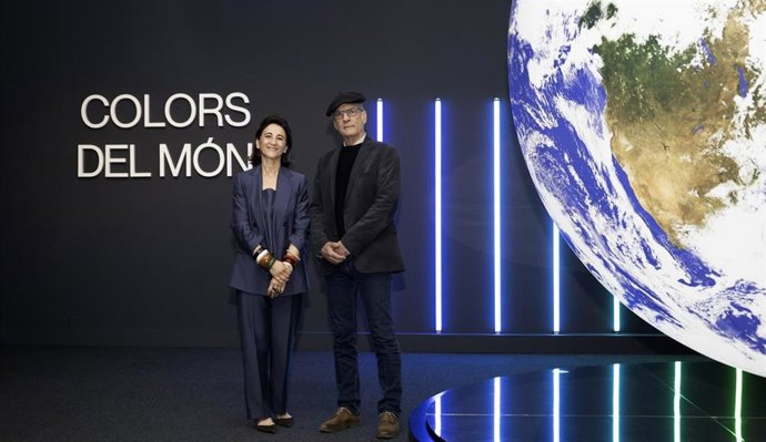 La directora de CaixaForum Palma, Margarita Pérez-Villegas, y el asesor científico de la exposición, Rubén Duro.