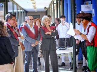 El delegado territorial de Desarrollo Educativo y Formación Profesional en Cádiz, José Ángel Aparicio, en una visita al IES Fernando Aguilar Quignon de Cádiz, que ha celebrado el proyecto interdisciplinar 'En la ciudad de Cádiz'.