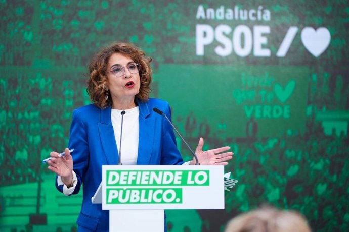 A candidata do PSOE às eleições na Andaluzia, María Jesús Montero, em uma coletiva de imprensa na sede do partido em Sevilha.