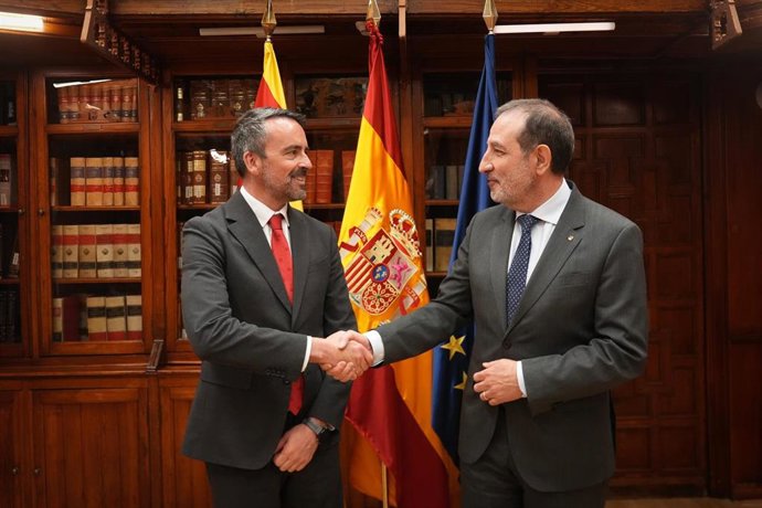 El secretario de Estado de Justicia, Manuel Olmedo (i), y el conseller de Justicia, Ramon Espadaler (d)
