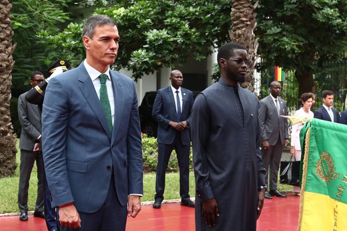 Archivo - El presidente del Gobierno de España, Pedro Sánchez (i) y el presidente de la República del Senegal, Bassirou Diomaye Faye (d), a su llegada a un encuentro en el Palacio Presidencial, en su visita a Dakar, a 29 de agosto de 2024, en Dakar, Repúb