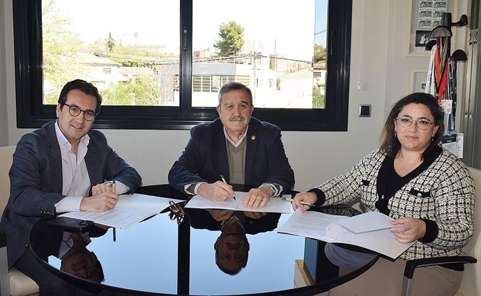 La directora científica de Caizem, María de los Ángeles Risalde; el gerente de Fibico, Álvaro Granados, y el presidente Icovco y Upsaco, José María de Torres, suscriben el acuerdo.