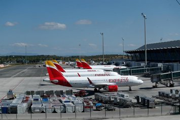 Archivo - Varios aviones de Iberia en la terminal 4 del Aeropuerto de Madrid-Barajas Adolfo Suárez, en Madrid.