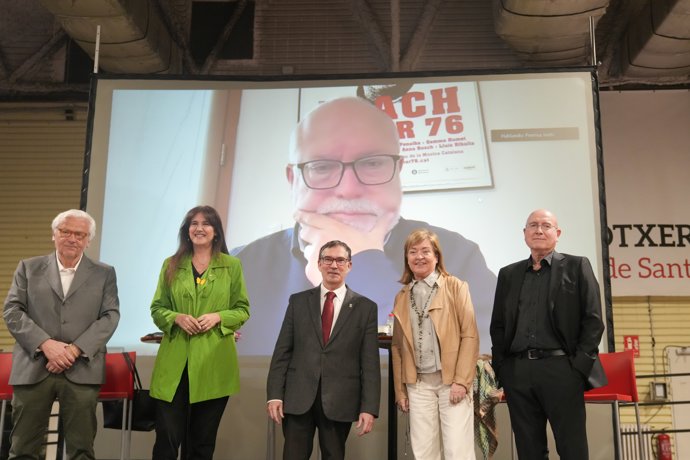 (I-D) Los exconsellers de Cultura de la Generalitat Ferran Mascarell; Laura Borràs, Àngels Ponsa; Joan Manuel Tresserras; y Lluís Puig (por videollamada), durante el acto convocado para anunciar una querella por el deterioro de los murales de Sijena, en 