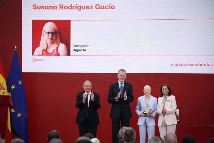 El Rey Felipe VI (c) galardona a la bicampeona paralímpica de triatlón adaptado, Susana Rodríguez (2d), durante la entrega de las acreditaciones a la XI Promoción de ‘Embajadores Honorarios de la Marca España’, en el Palacio de El Pardo, a 24 de marzo de 