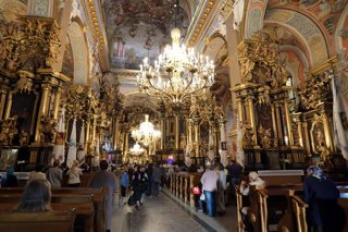Archivo - August 28, 2017 - Lviv, Ukraine - The ornate baroque interior of the Bernardine Church in central Lviv, Ukraine, photographed on 28 August 2017.