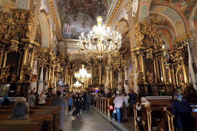 Archivo - August 28, 2017 - Lviv, Ukraine - The ornate baroque interior of the Bernardine Church in central Lviv, Ukraine, photographed on 28 August 2017.