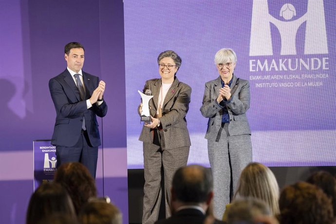 Pradales ha presididO la ceremonia de entrega del Premio Emakunde 2025 a la politóloga y activista Mentxu Ramilo Araujo