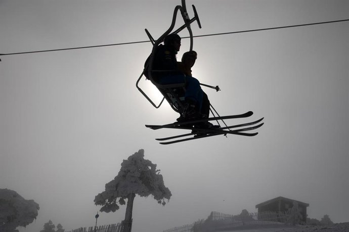 Archivo - Personas practicando esquí durante la temporada de esquí en Navacerrada, a 20 de enero de 2026, en Madrid (España).