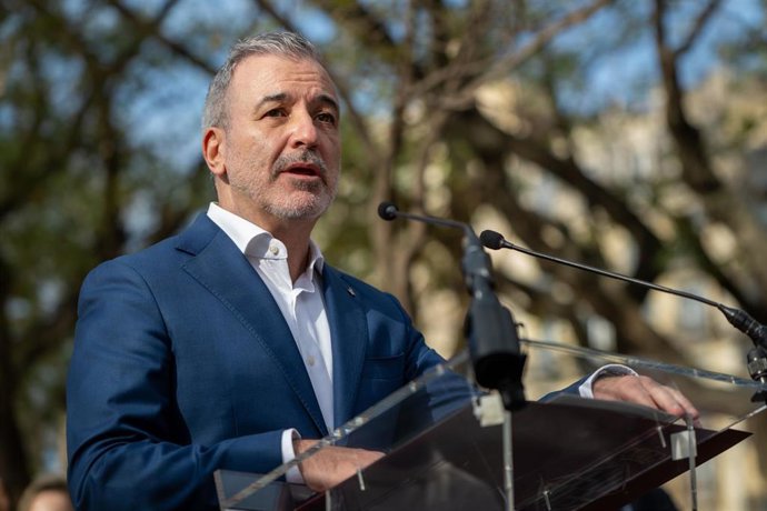 Archivo - El alcalde de Barcelona, Jaume Collboni, durante el acto de colocación del brazo superior de la cruz de la torre de Jesucristo, a 20 de febrero de 2026, en Barcelona, Catalunya (España)