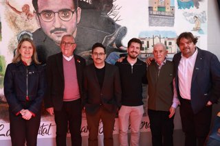 Foto de grup davant el nou mural