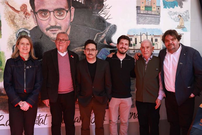 Foto de grup davant el nou mural