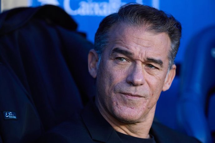 Archivo - Arquivo - Luis Garcia Plaza, técnico do Deportivo Alavés, observa antes da partida da LaLiga EA Sports entre o Deportivo Alavés e o CD Leganés, no Mendizorrotza, em 30 de novembro de 2024, em Vitória, Espanha.