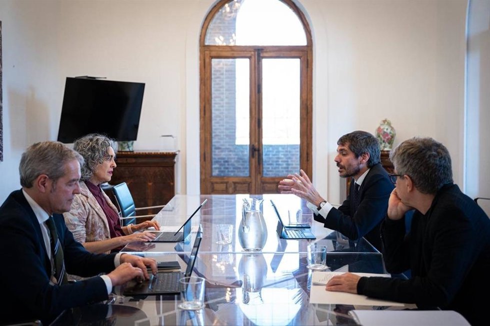 Reunión de la vicelehendakari, Ibone Bengoetxea, y el ministro de Cultura, Ernest Urtasun