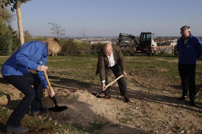 El alcalde de Valladolid, Jesús Julio Carnero, participa en la plantación de árboles en el parque de Los Almendros.