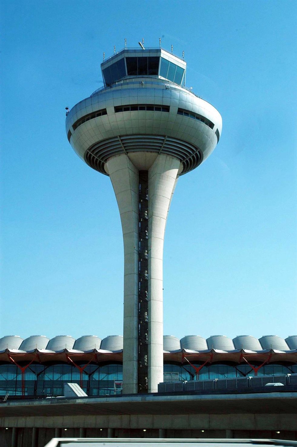 Archivo - Torre de control del aeropuerto de Madrid-Barajas