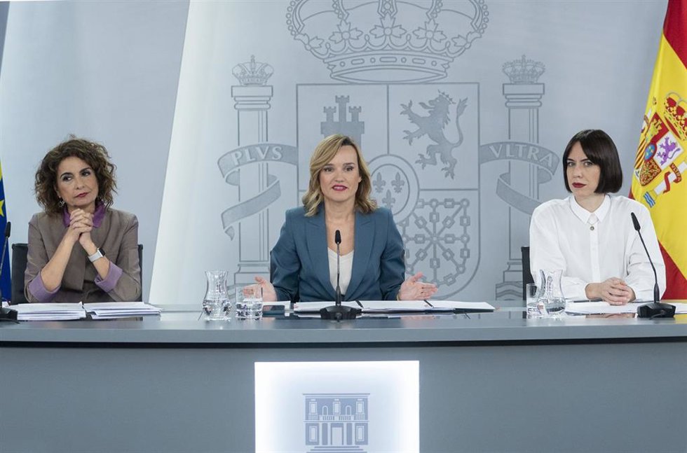 Archivo - María Jesús Montero; Pilar Alegría, y Diana Morant, durante una rueda de prensa posterior a la reunión del Consejo de Ministros, en el Palacio de la Moncloa. 