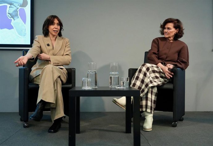 Diana Morant junto a Carmen calvo en la conferencia 'Feminismo en Democracia'