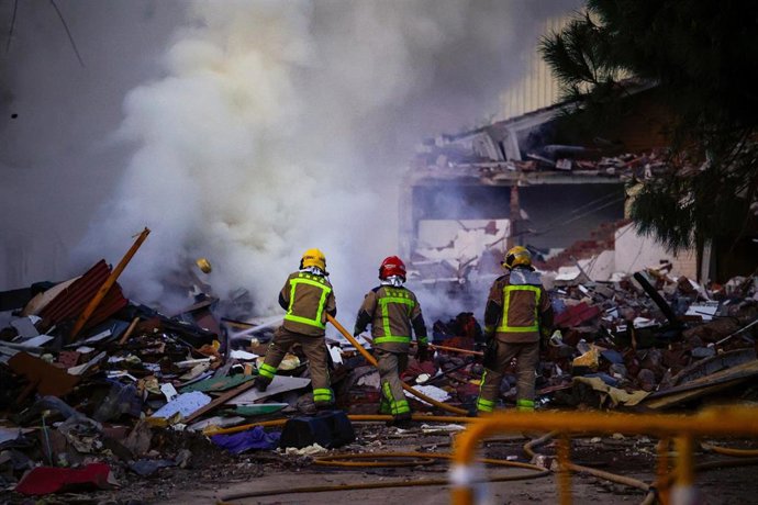 Extinción del incendio registrado en el antiguo instituto B9 de Badalona (Barcelona)
