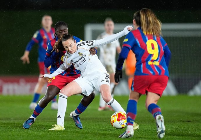 Archivo - Caroline Weir of Real Madrid and Aicha Camara Camara of FC Barcelona compete for the ball during the Spanish Women Cup, Copa de la Reina, Quarterfinal match between Real Madrid and FC Barcelona at Alfredo Di Stefano stadium on February 05, 2026,