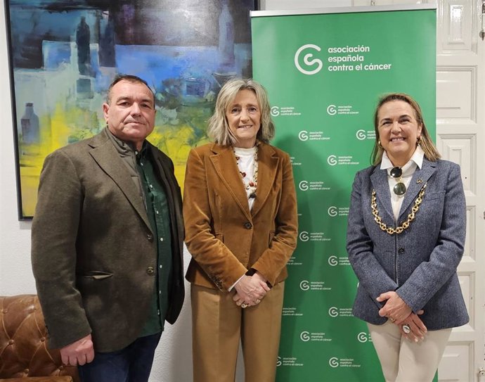 La alcaldesa de Calahorra recibe al nuevo presidente de la junta local de la AECC, José Antonio Maturana