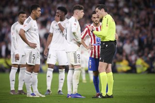 March 22, 2026, Madrid, Madrid, Spain: Munuera Montero (r) shows red card to Real Madrid CF's Fede Valverde (c) during La Liga match. March 22, 2026.