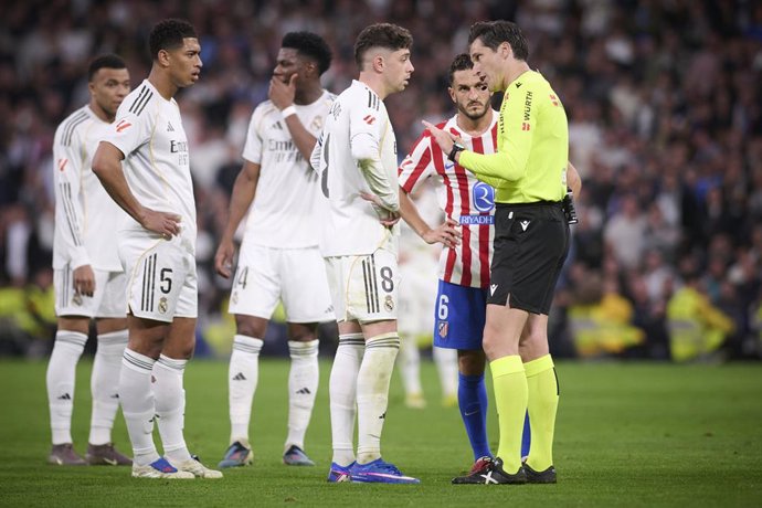March 22, 2026, Madrid, Madrid, Spain: Munuera Montero (r) shows red card to Real Madrid CF's Fede Valverde (c) during La Liga match. March 22, 2026.