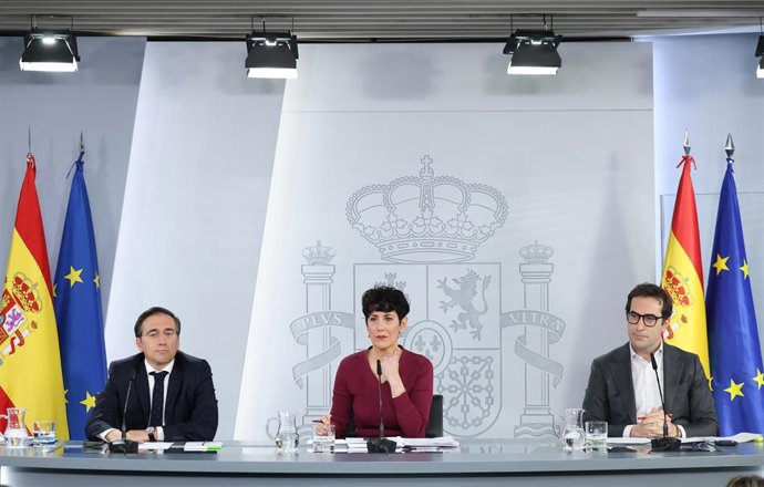 (I-D) El Ministro De Asuntos Exteriores, Unión Europea Y Cooperación, José Manuel Albares; La Ministra De Seguridad Social, Inclusión Y Migraciones, Elma Saiz, Y El Ministro De Economía, Comercio Y Empresa, Carlos Cuerpo, Durante La Rueda De Prensa.