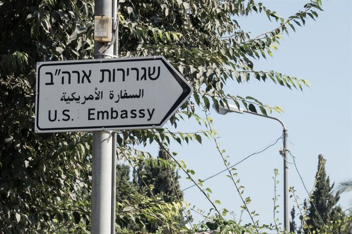 Archivo - Un cartel de la Embajada de Estados Unidos en Israel 