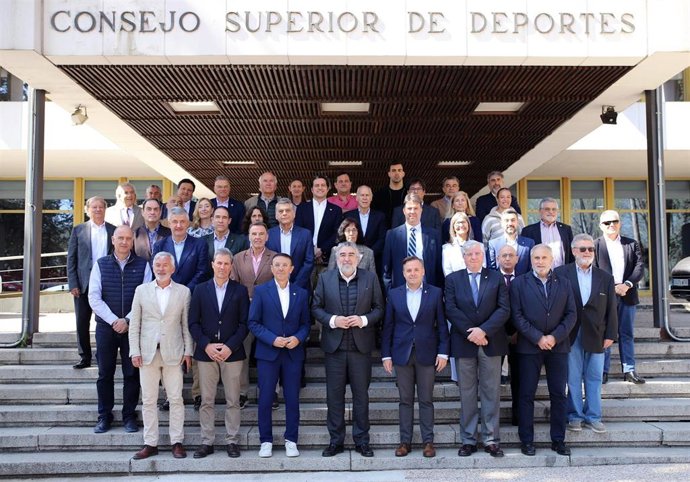 El presidente del Consejo Superior de Deportes (CSD), José Manuel Rodríguez Uribes, junto a representantes de la Asociación del Deporte Español (ADESP)