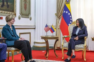 Archivo - La enviada especial de EEUU para Venezuela, Laura Dogu, ya la presidenta encargada Delcy Rodríguez.