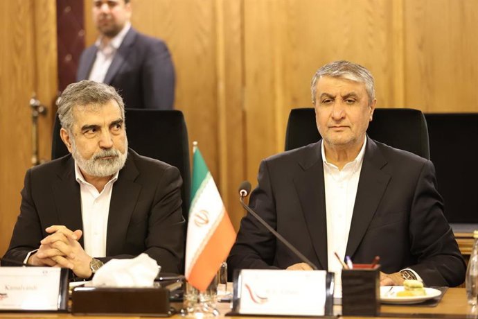 Archivo - Arquivo - 17 de abril de 2025, Irã, Teerã: O chefe da Organização de Energia Atômica do Irã (AEOI), Mohammed Eslami (à direita), e o porta-voz da Organização de Energia Atômica do Irã (AEOI), Behrouz Kamalvvandi (à esquerda), se reúnem com o dir