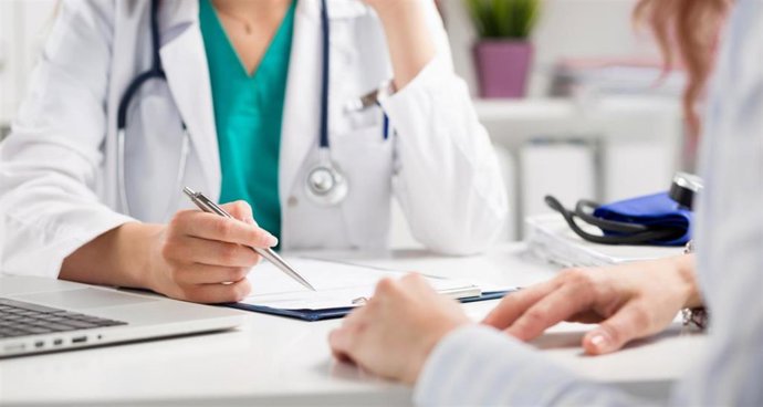 Archivo - Un médico en imagen de archivo. 