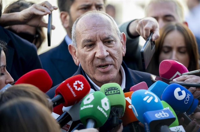 El exdirector adjunto operativo (DAO) de la Policía Nacional, José Ángel González, atiende a los medios a su salida del Juzgado de Violencia sobre la Mujer Número 8, a 17 de marzo de 2026.