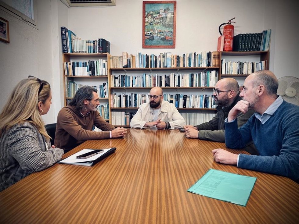 El alcalde de El Puerto de Santa María (Cádiz), Germán Beardo, durante la reunión con la nueva junta directiva de la Asociación Vecinal de Valdelagrana.