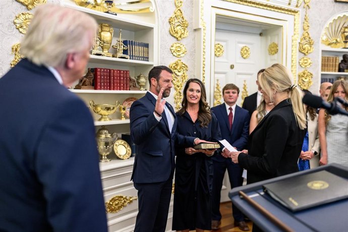 En el centro de la imagen, Markwayne Mullin, presta juramento al cargo como nuevo secretario de Seguridad Nacional, en presencia del presidente de EEUU, Donald Trump