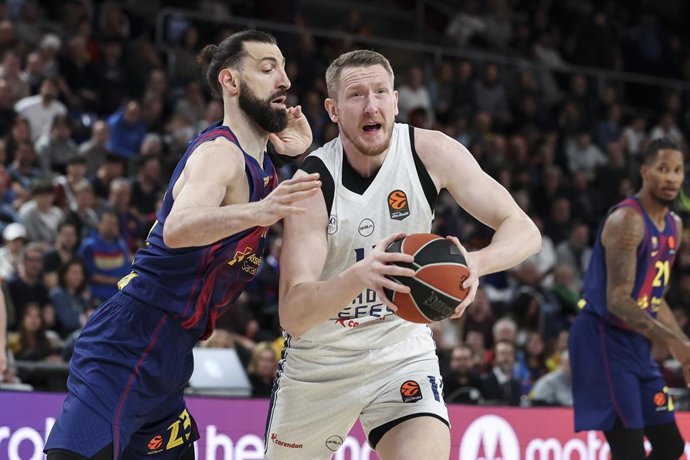 Roland Smits, do Anadolu Efes Istambul, e Tornike Shengelia, do FC Barcelona, disputam a bola durante a partida da 33ª rodada da temporada regular da EuroLiga, disputada entre o FC Barcelona e o Anadolu Efes Istambul no Palau Blaugrana, em 24 de março de 