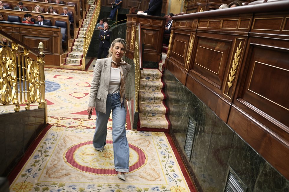 La vicepresidenta primera y ministra de Trabajo y Economía Social, Yolanda Díaz, a su salida de una sesión de control al Gobierno, en el Congreso, a 25 de marzo de 2026, en Madrid (España).
