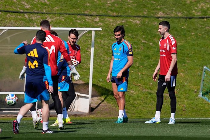 Alejandro Remiro, Ferran Torres y Joan Garcia durante el entrenamiento de la selección española de fútbol de este martes en la Ciudad del Fútbol de Las Rozas
