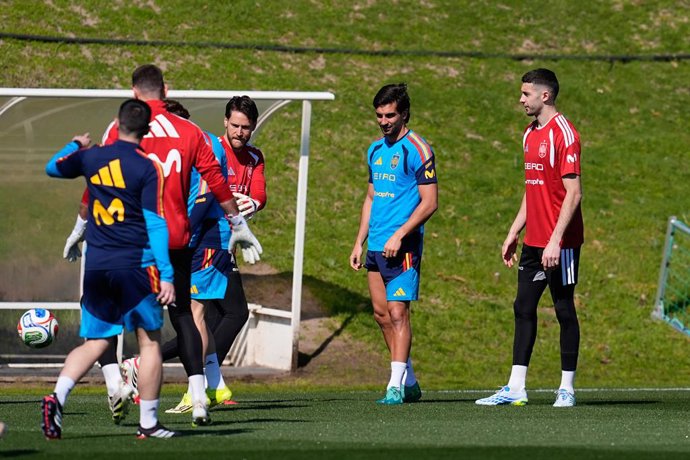 Alejandro Remiro, Ferran Torres e Joan Garcia durante o treino da Seleção Espanhola antes do amistoso internacional contra a Sérvia na Ciudad del Fútbol, em 24 de março de 2026, em Las Rozas, Madri, Espanha.