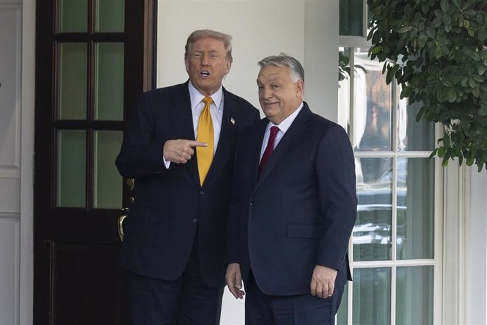 Archivo - El presidente de Estados Unidos, Donald Trump, junto al primer ministro de Hungría, Viktor Orbán