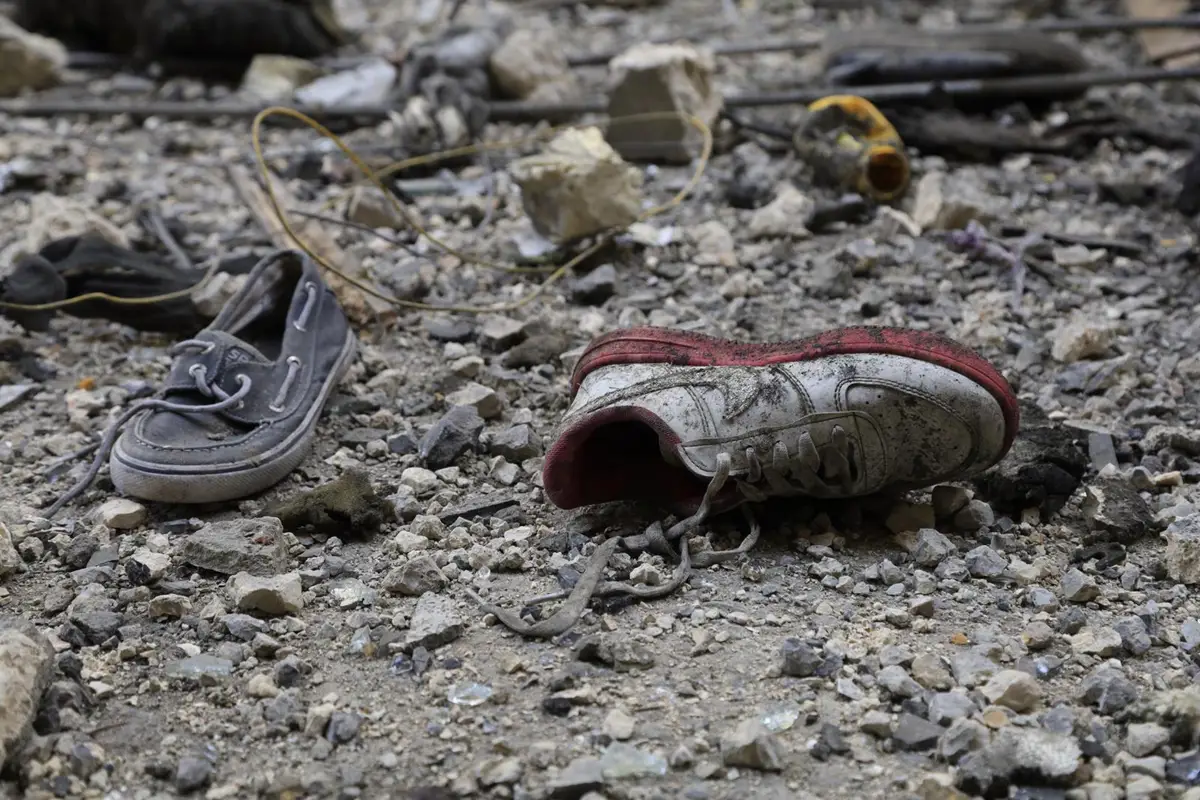 Calzado tirado en la calle tras un bombardeo