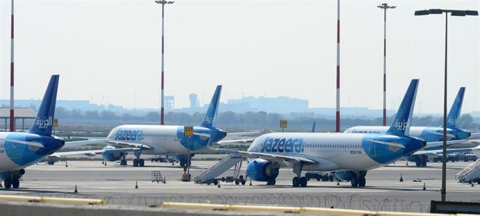 Archivo - Aviones detenidos en las pistas del Aeropuerto Internacional de Kuwait