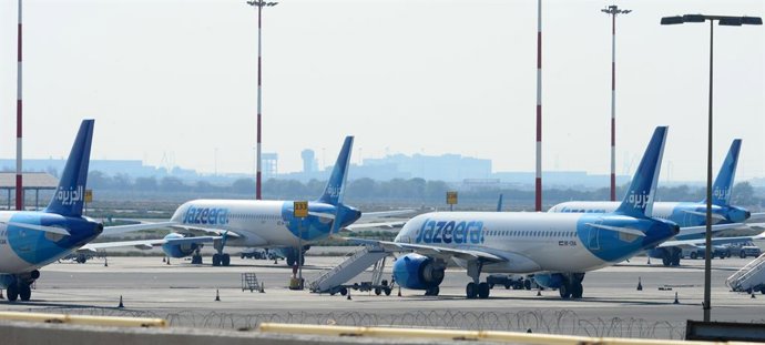 Archivo - Arquivo - (201222) -- PROVÍNCIA DE FARWANIYA, 22 de dezembro de 2020 (Xinhua) -- Aviões estacionados no Aeroporto Internacional do Kuwait, na província de Farwaniya, Kuwait, em 22 de dezembro de 2020. O Kuwait começou a suspender todos os voos c